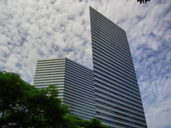 Tòa nhà Gateway ở Singapore gồm 37 tầng, cao 150 m. Công trình này được hoàn thiện vào tháng 4/1990, và người dân địa phương gọi đây là "2 thùng các tông cao chót vót". Ảnh: Singapore n Beyond.