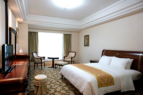 Khách sạn dát vàng Grand Plaza cao 30 tầng với tổng 618 phòng nghỉ với đầy đủ các tiện nghi cao cấp trong đó có 05 phòng Royal Suite - mỗi phòng rộng 157m2 và 1 phòng Presidential Suite rộng 410 m2. Ảnh: ĐSPL