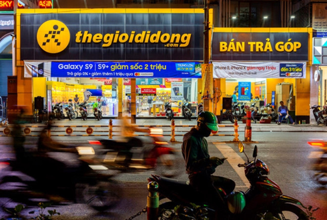 Trong đó, Thegioididong.com được thành lập từ 2004 là chuỗi bán lẻ thiết bị di động có thị phần số 1 Việt Nam với hơn 1000 siêu thị hiện diện tại 63 tỉnh thành trên khắp Việt Nam. Ảnh: Người đưa tin.