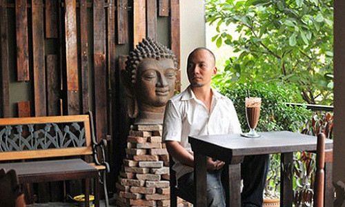 Ca sĩ Tiến Đạt (rapper Đinh Tiến Đạt) trong ấn tượng của mọi người là một chàng trai giản dị, không màu mè và mối tình của anh với người cũ - Hari Won. Tuy nhiên, ít ai biết chàng rapper này có gia thể khủng với mẹ là doanh nhân nổi tiếng. Khối tài sản anh đang sở hữu cũng khá khủng và chất.