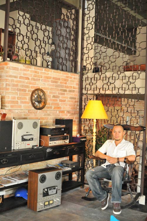 Tiến Đạt bên dàn loa cổ của mình.