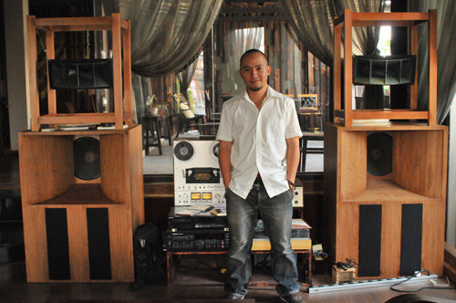 Trong không gian sống của chàng rapper có rất nhiều đồ cổ. Chiếc bàn cổ, bộ đi - văng bằng gỗ rộng rãi, bàn ghế xưa, dàn loa xưa, bóng đèn tóc tỏa ra ánh sáng vàng hiu hắt… phối trộn lẫn nhau trong một không gian đậm tính nghệ sĩ.