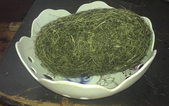 "Cát lợn" nặng 1,8kg được một gia đình ở Đắk Nông phát hiện hồi tháng 3/2017. Một khách ở Hà Nội trả giá 1 triệu đồng/lạng nhưng gia đình chưa bán. Ảnh: Zing.