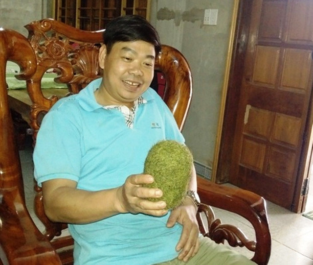 Ngày 23/2/2017, gia đình anh Hà Quang Vinh ở tiểu khu 6, thị trấn Quy Đạt, huyện Minh Hóa, (Quảng Bình) đã phát hiện một vật thể lạ màu xanh rêu, nặng 1,1kg, dài gần 0,3m ở trong dạ dày sau khi mổ lợn. Ảnh: Gia đình & xã hội.