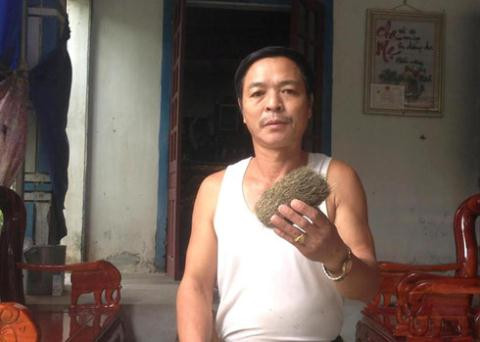 Rất nhiều người gọi điện đến hỏi mua vật thể lạ, có người trả tới 3 tỷ đồng, nhưng ông Linh vẫn chưa đồng ý bán. Ảnh: Vov.