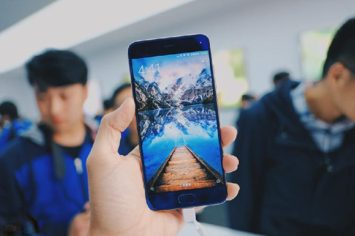 Trong khi hàng chính hãng chưa hẹn này lên kệ, Xiaomi Mi 6 xách tay đã bắt đầu lên kệ tại Việt Nam. Thông số không kém cạnh bất cứ smartphone nào với chip Snapdragon 835, RAM 6 GB, camera kép hỗ trợ zoom 2x nhưng Mi 6 có giá bán rất cạnh tranh tại Việt Nam: 10,5 triệu đồng. Việc mua hàng nội địa Trung Quốc cũng đồng nghĩa người dùng phải cài bản ROM ngoài để sử dụng kho ứng dụng Play Store cũng như hệ thống dịch vụ của Google. Những bất tiện này không lớn so với giá trị mà nó đem lại. So với các đối thủ cao cấp, Mi 6 chính là di động có giá bán tốt nhất.