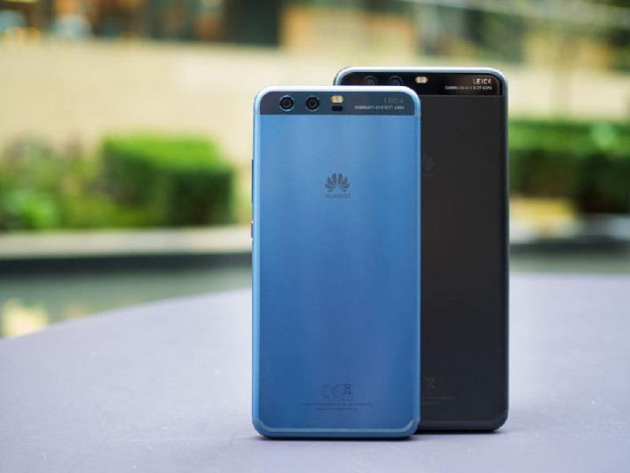 Huawei P10 và P10 Plus sẽ ra mắt tại Việt Nam vào đầu tháng 5 và bán ra ngay sau đó. Bộ đôi này nâng cấp nhẹ nhàng so với P9, cho cảm giác cầm nắm dễ dàng hơn, nhiều màu sắc đẹp mắt và cấu hình cao hơn. Camera kép với một camera có khả năng chụp đen trắng chất lượng cao vẫn là điểm nhấn chính của P10. Giá bán thấp hơn có thể cũng là lợi thế của P10 so với các đối thủ ở nhóm cao cấp.