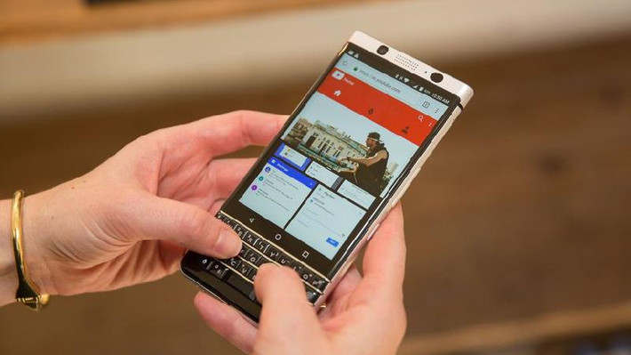 BlackBerry KeyOne lên kệ khá muộn sau khi ra mắt. Máy sẽ bán ra tại một số thị trường lớn vào tháng 5 và thương gia trong nước đã rục rịch đưa model này về Việt Nam. Tập khách hàng sử dụng BlackBerry không lớn nhưng mỗi khi có model mới ra mắt, những chiếc đầu tiên về nước thường khá hot, được nhiều người quan tâm. KeyOne là chiếc di động Android thứ 2 của BlackBerry sử dụng bàn phím QWERTY, sau Priv. Máy có cấu hình tầm trung với chip Snapdragon 625, RAM 3 GB và dung lượng 32 GB. Máy dùng camera 12 megapixel, màn hình 4,5 inch 1.080 x 1.620 pixel và pin dung lượng lớn.
