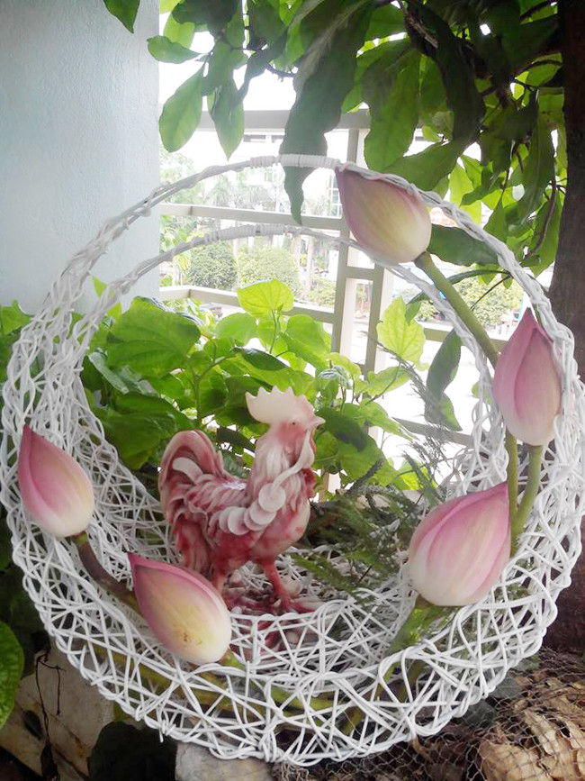 Căn phòng trở nên lãng mạn nhờ cách tạo hình độc đáo với hoa sen. Ảnh: Khám phá.
