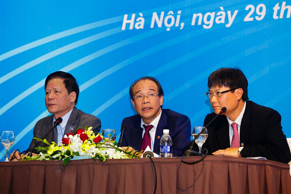 VietJet Air không khải là doanh nghiệp Việt đầu tiên bày tỏ hy vọng muốn niêm yết trên sàn quốc tế. Trước đó, cuối tháng 3/2017, trong buổi gặp gỡ nhà đầu tư trước thềm niêm yết cổ phiếu, người đứng đầu Petrolimex - Chủ tịch HĐQT Bùi Ngọc Bảo đã hé lộ kế hoạch niêm yết song hành cổ phiếu PLX trên thị trường nước ngoài. Ảnh: Ndh.