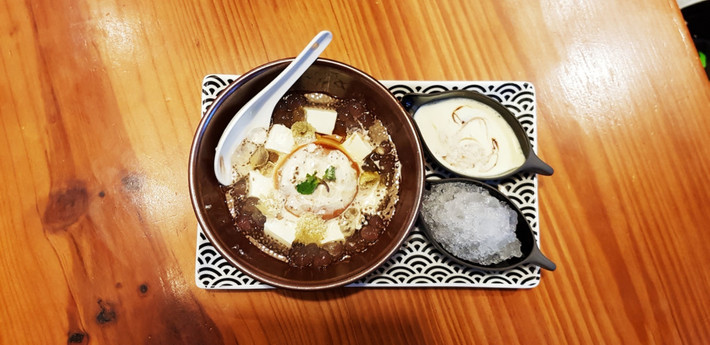 Ảnh trong điều kiện thiếu sáng khá tốt, độ cho tiết cao nhưng cũng đồng thời đẩy độ tương phản lên nhằm giảm nhiều. Cách làm này khiến màu sắc đôi khi hơi đậm và bết.