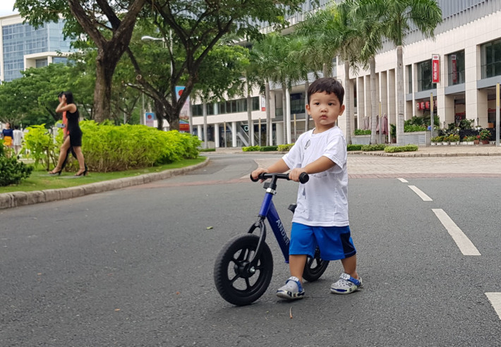 Góc rộng của camera sau phù hợp để chụp cảnh, nhưng khó để có bố cục chặt chẽ. Hầu như ảnh sau khi chụp đều phải crop các chi tiết thừa.