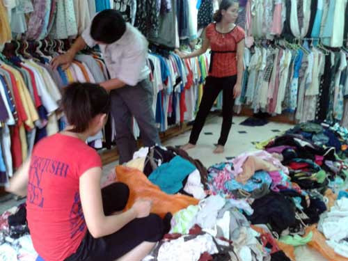 Quần áo "hàng hiệu" siêu rẻ được đổ đống, bày bán trên các vỉa hè ở Hà Nội. Ảnh: Megafun.