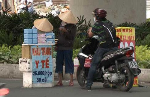 Chỉ từ 25.000 - 40.000 đồng là người mua có thể sở hữu một hộp 50 chiếc khẩu trang y tế. Ảnh: VTC.