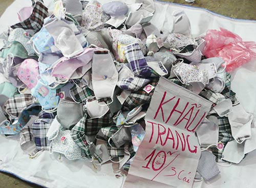 Khẩu trang giá rẻ bày tràn lan trên phố khiến khách mua ít khi mặc cả. Ảnh: Vietq.