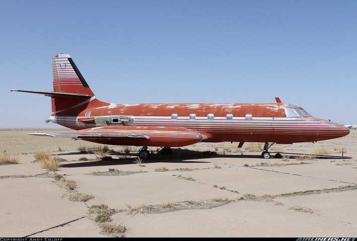 Sản xuất năm 1962, máy bay phản lực Lockheed Jetstar thuộc sở hữu tư nhân của một người trong 35 năm. Sau đó, máy bay "đắp chiếu" tại Roswell, New Mexico (Mỹ) trong suốt 30 năm đến tận bây giờ. Ảnh: Airliners.
