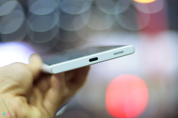 Cổng dưới là loa ngoài, cổng kết nối USB Type C. Các chi tiết này được gia công tốt, thiết kế gọn gàng, độ hoàn thiện cao.