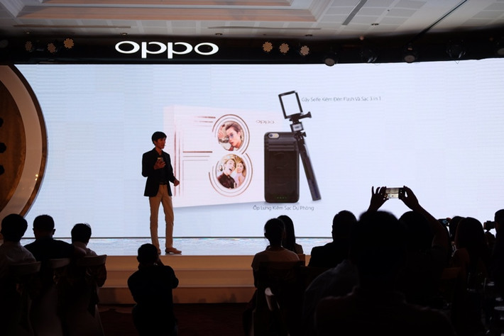 Chiếc máy đang được cho đặt hàng trước với quà tặng là gậy selfie có đèn flash và ốp lưng kiêm pin dự phòng.