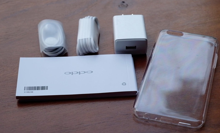 Phụ kiện của Oppo F3 gồm củ sạc, cáp microUSB, tai nghe, và một vỏ nhựa bảo vệ.