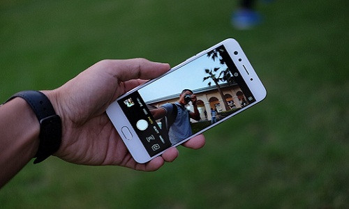 Chiếc máy của Oppo vẫn tập trung vào camera kép phía trước, với góc rộng 120 độ để chụp ảnh thấy được quang cảnh rộng hơn, và để chụp selfie nhóm.