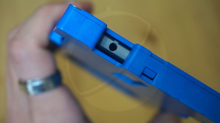 Được bao bọc bởi vỏ nhựa, bản mẫu Nokia 9 có giắc cắm tai nghe 3,5 mm và thiết kế khung kim loại.