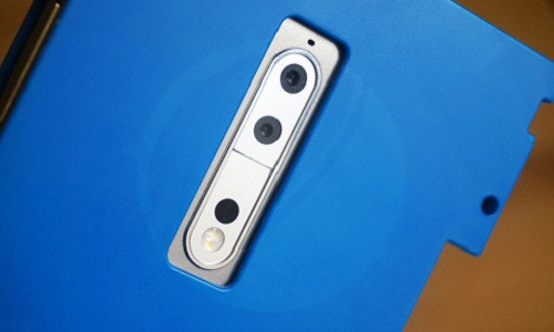 Camera kép trên Nokia 9 thử nghiệm có độ phân giải 13 MP, cho ảnh chụp khá bình thường. Máy có hai cảm biến giống như Huawei dùng để chụp ảnh đen trắng và ảnh màu. Ngoài ra còn có đèn flash giúp thiết bị ghi ảnh trong điều kiện thiếu sáng.