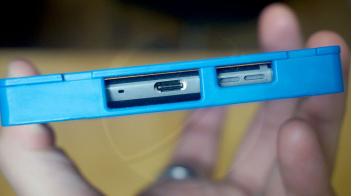 Hơn nữa còn có cổng USB-C. Điện thoại được kèm với một tai nghe và bộ sạc nhanh QuickCharge 3.0.
