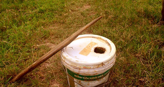 Với những hang sâu, người dân sử dụng thanh tre dài được vót nhọn đầu. Ảnh: Báo Nghệ An.