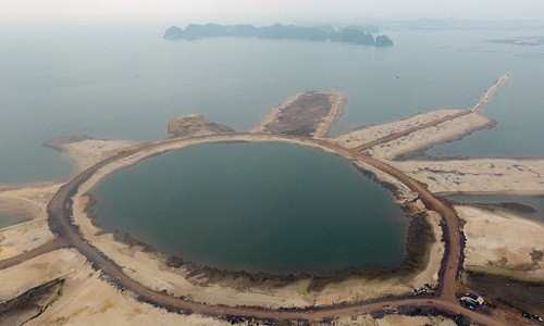 Tại khu vực đảo Tuần Châu, Hạ Long (Quảng Ninh), siêu dự án của ông Đào Hồng Tuyển - Chúa đảo Tuần Châu đang được tiến hành với việc lấn biển xây dựng khu nghỉ dưỡng được ví là "Dubai của Việt Nam". Chủ dự án cho lấn biển bằng cách lấp đất tạo hình cánh hoa đang dần vươn ra xa. (Hình ảnh nhìn độ cao 450 m).
