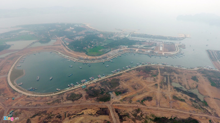 Theo phương án của Tập đoàn Tuần Châu đưa ra, trong công tác san nền sẽ tạo bờ bao bằng đá ngoài biển rồi tiến hành san lấp phía trong, để bảo vệ môi trường và tránh tình trạng bồi lấp vịnh Hạ Long do quá trình san lấp mặt bằng gây ra.