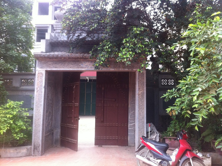 Cổng vào bề thế.