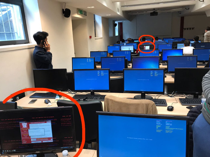 Mã độc WannaCry tấn công khiến hàng loạt máy tính trong thư viện một trường đại học bị tê liệt. Ảnh: Twitter.