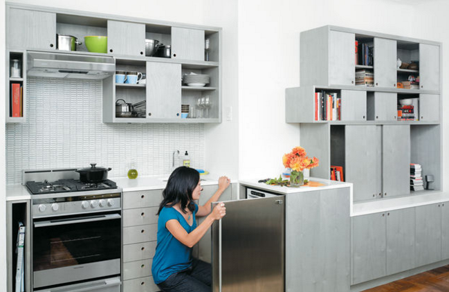 Sự kết hợp hoàn hảo giữa tủ bếp và tủ sách giúp gia chủ tiết kiệm phần lớn diện tích sinh hoạt. Ảnh: Thietkenoithatcanho.