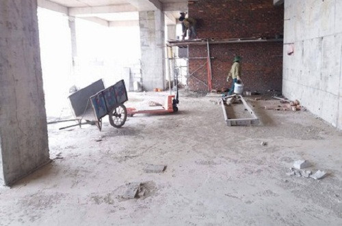 Tuy nhiên, chủ đầu tư của dự án này vẫn phớt lờ chỉ đạo ngang nhiên hoạt động dẫn đến vụ tai nạn lao động khiến 7 người thương vong vào ngày 17/1/2016. Ảnh minh họa: Pháp Luật Plus.