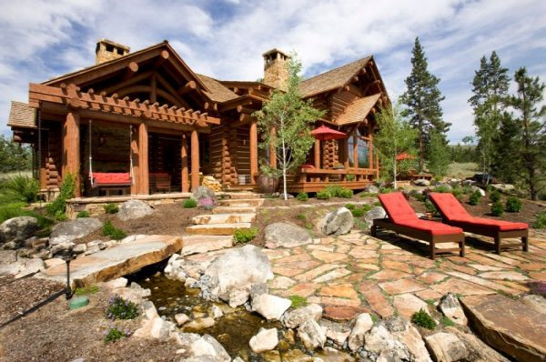 Biệt thự gỗ 2 tầng giữa đồi thông ấn tượng có view nhìn ra bên ngoài với khung cảnh, cây, núi và tuyết. Ảnh: Kienthinh.