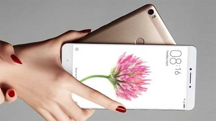 Ngoài RAM 6GB, viên pin 5.000 mAh Xiaomi Mi Max 2 còn đi kèm khả năng hỗ trợ sạc nhanh. Phiên bản Mi Max 2 tiêu chuẩn sẽ có giá khoảng 217 USD (4,8 triệu đồng), trong khi bản nâng cấp có giá 246 USD (5,4 triệu đồng). Ảnh: Youtube.