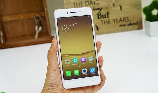Dung lượng pin máy 2630 mAh là một con số rất hấp dẫn cho chiếc máy màn hình 5 inch HD. Ảnh: Fpt.
