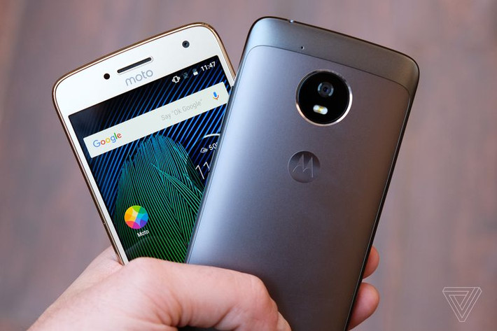 Moto G5 là smartphone giá rẻ được Lenovo ra mắt hồi cuối tháng 2/2017. Với mức giá khoảng 5 triệu đồng, Moto G5 được coi là một món hời cho những ai có ngân sách hạn hẹp. Ảnh: Theverge.