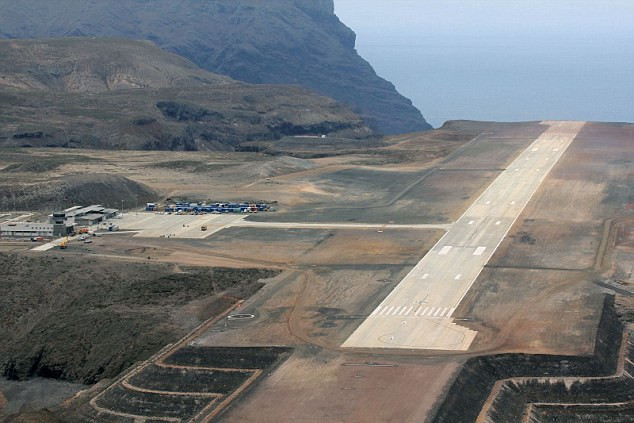 Sân bay St Helena nằm trên đảo St Helena nằm giữa Đại Tây Dương. Kế hoạch xây dựng sân bay có từ năm 2005 nhưng việc tiến hành xây dựng chỉ bắt đầu từ tháng 11/2011. Ảnh: Dailymail.