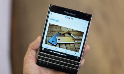 Sau khi tạo nên cơn sốt hồi đầu năm với giá 5,8 triệu đồng thì BlackBerry Passport tiếp tục giảm giá còn hơn 4 triệu đồng. Đây chủ yếu là hàng xách tay từ châu Âu. Về thiết kế và cấu hình máy không có gì khác biệt so với hàng chính hãng. Passport là smartphone có thiết kế thú vị với màn hình vuông kết hợp bàn phím cứng. Máy vẫn sở hữu cấu hình tốt với chip Qualcomm Snapdragon 800 lõi tứ 2,2 GHz, RAM 3 GB, pin 3.450 mAh.