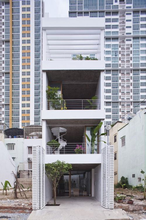 Sự kết hợp khéo léo giữa kiến trúc Nhật và vật liệu xây dựng Việt Nam tạo nên mẫu nhà ống 4 tầng đầy ánh sáng tự nhiên và cây xanh. Ảnh: Fica.