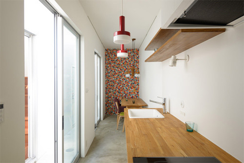 Cửa kính lớn đảm bảo nguồn sáng và tiết kiệm diện tích. Ảnh: Ondesign.