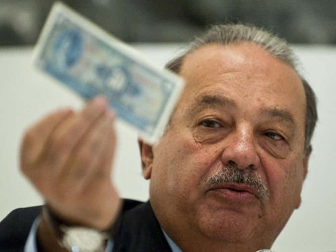 6. Carlos Slim Helú, Mexico - 54,4 tỷ USD: Ông là nhà thương nhân Mexico. Carlos Slim Helú chi phối toàn bộ hệ thống viễn thông của Mexico. Thế nhưng ông không bị nhìn nhận như một ông trùm ghê gớm, đầy quyền lực của đất nước này, mặc dù ảnh hưởng của ông là rất lớn.