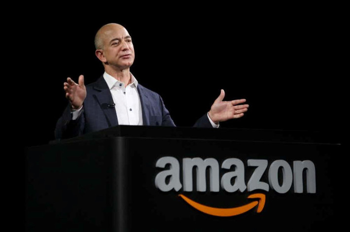 3. Jeff Bezos, Amazon.com, Mỹ - 72,8 tỷ USD: Ông hiện là chủ Tập đoàn bán hàng trực tuyến lớn nhất thế giới -Amazon. Bên cạnh Amazon, Bezos có một công ty hàng không tên là Blue Origin.