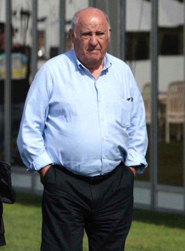 4. Amancio Ortega, Zara, Tây Ban Nha - 71,3 tỷ USD: Ông là chủ thương hiệu quần áo và phụ kiện nổi tiếng Tây Ban Nha – Zara. Trong khi làm việc cho một nhà sản xuất áo sơ mi địa phương ở Tây Ban Nha vào những năm 1960, Ortega bắt đầu có ước mơ tạo ra thiết kế riêng của mình. Sau đó ông kết hôn với Rosalia Mera và hai người đã phát triển thiết kế riêng của họ và làm cho họ trong nhà riêng của họ. Và rồi thương hiệu Zara được ra đời.
