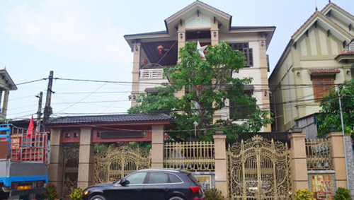 Từ nghề buôn đồng nát, đến nay toàn xã Diễn Tháp có hàng trăm hộ giàu. Những căn biệt thự không đếm xuể, hàng trăm chiếc ô tô riêng, có những chiếc xe tiền tỷ. Ảnh: Báo Nghệ An.