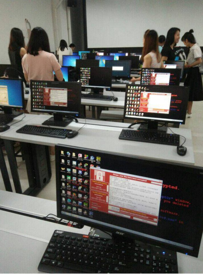 Chưa dừng lại ở đó, người dùng mạng Trung Quốc cũng chia sẻ về việc toàn bộ hệ thống máy tính ở nơi đang làm việc bị nhiễm mã độc WannaCry. Giới văn phòng "hồ hởi" vì bỗng nhiên có thời gian nhàn rỗi trong giờ làm. Trong khi giới chủ "méo mặt" vì thiệt hại về vật chất lẫn thông tin là không thể đong đếm.