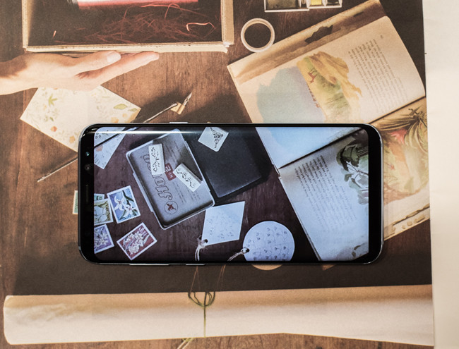 Không có gì bất ngờ khi doanh số Samsung Galaxy S8 và Galaxy S8+ đã xô đổ mọi kỷ lục từ trước đến nay của Samsung. Chỉ riêng ở Việt Nam, đã có khoảng 30.000 người đặt mua Samsung Galaxy S8 và S8 Plus.