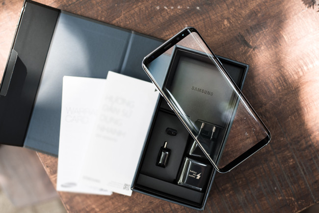 Các phụ kiện trong hộp Galaxy S8+ năm nay đều là màu đen, bao gồm sạc nhanh, cáp USB Type-C, các cổng chuyển, tai nghe và tất nhiên không thể thiếu nhân vật chính: chiếc Samsung Galaxy S8 màn hình “trong suốt”.