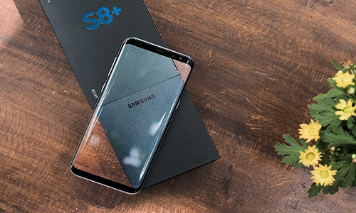 Đây là hộp đựng Samsung Galaxy S8+, có thể thấy được “màn hình vô cực” kích thước lớn đến 6,2 inch của Galaxy S8+ đẹp “mê hoặc” đến mức nào.